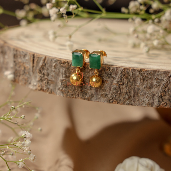 Emerald green stud earrings in 22K gold – small, elegant gold stud earrings for women